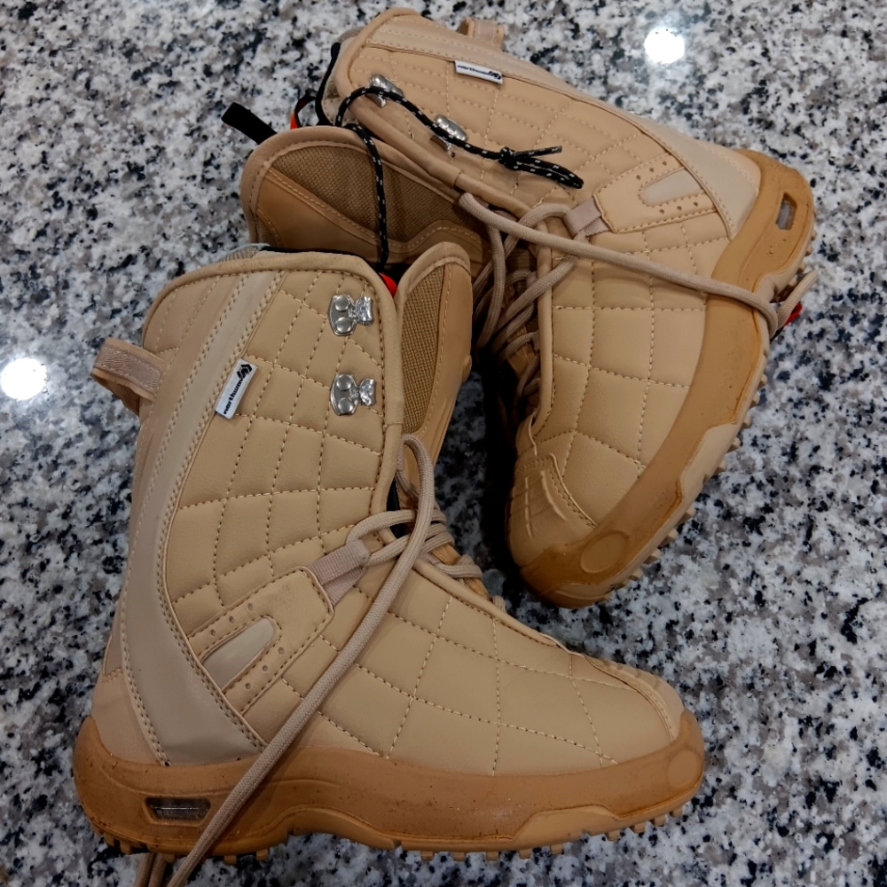 NWT Northwave tan snowboard boots